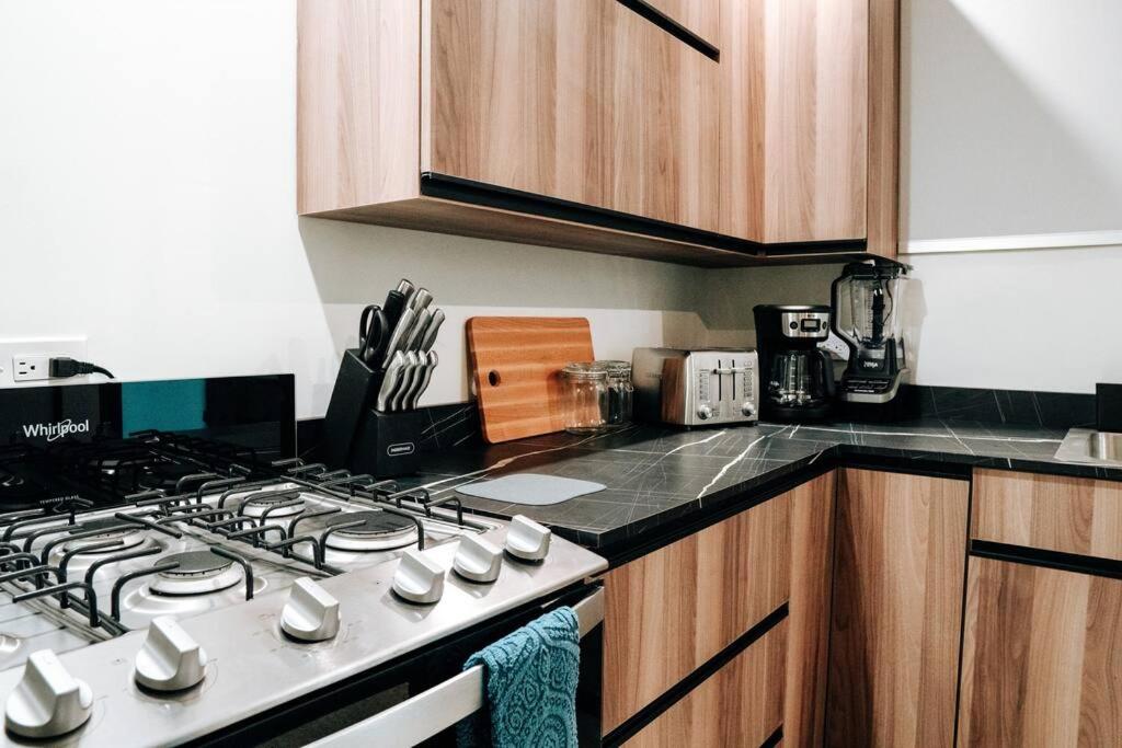 Renovated Modern Family House w/ Free Parking photo 2