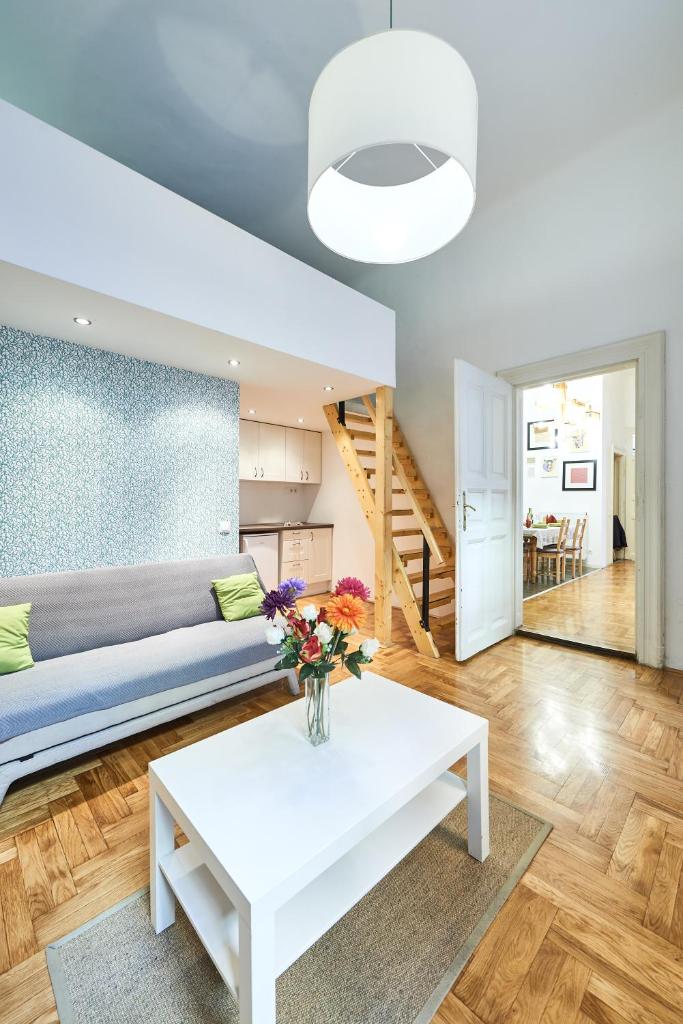 Large apartment for groups City center dist. VII - Tap to explore photos