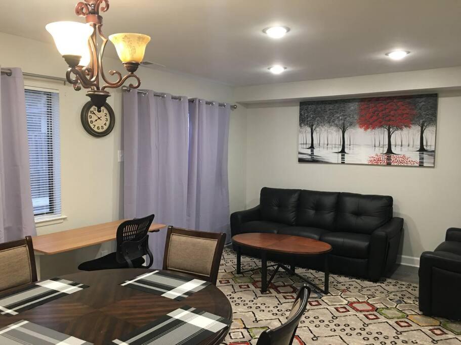 Townhouse, 2 bdrm, 2.5 bthrm, 2 qn bds/2 levls image