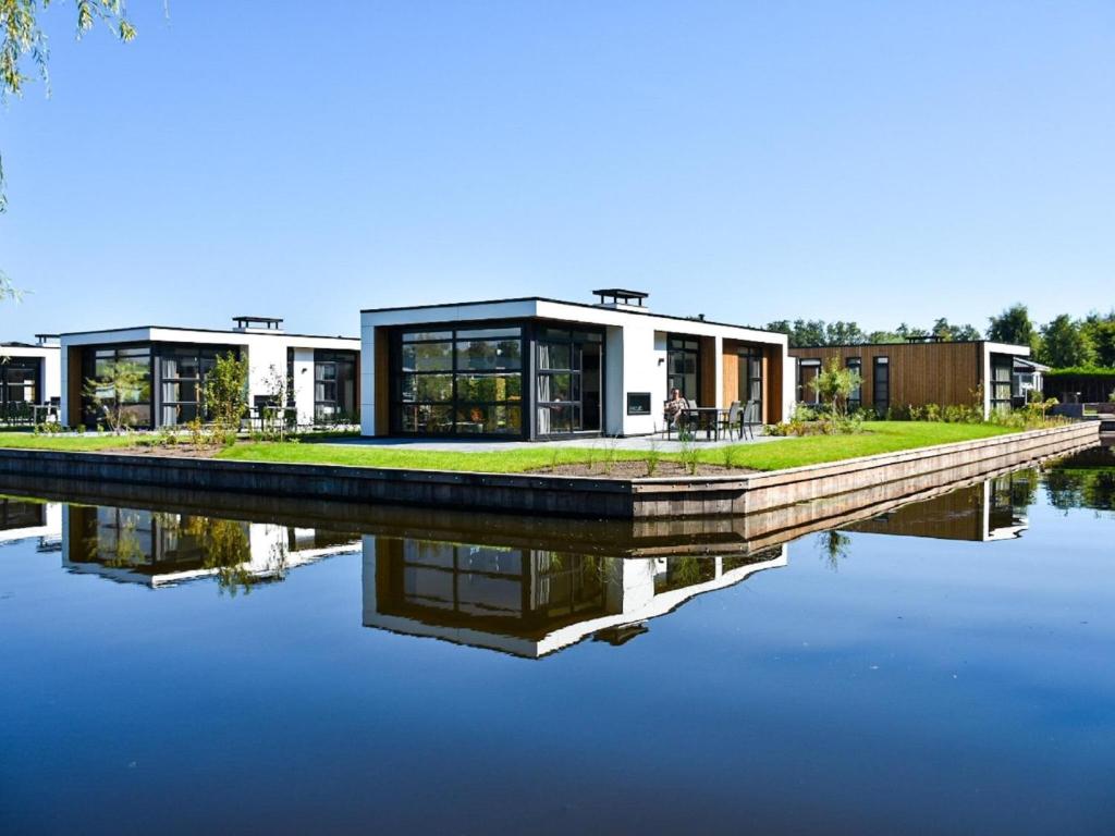 Modern holiday home on the water in a holiday park near the Loosdrechtse Plassen photo 4