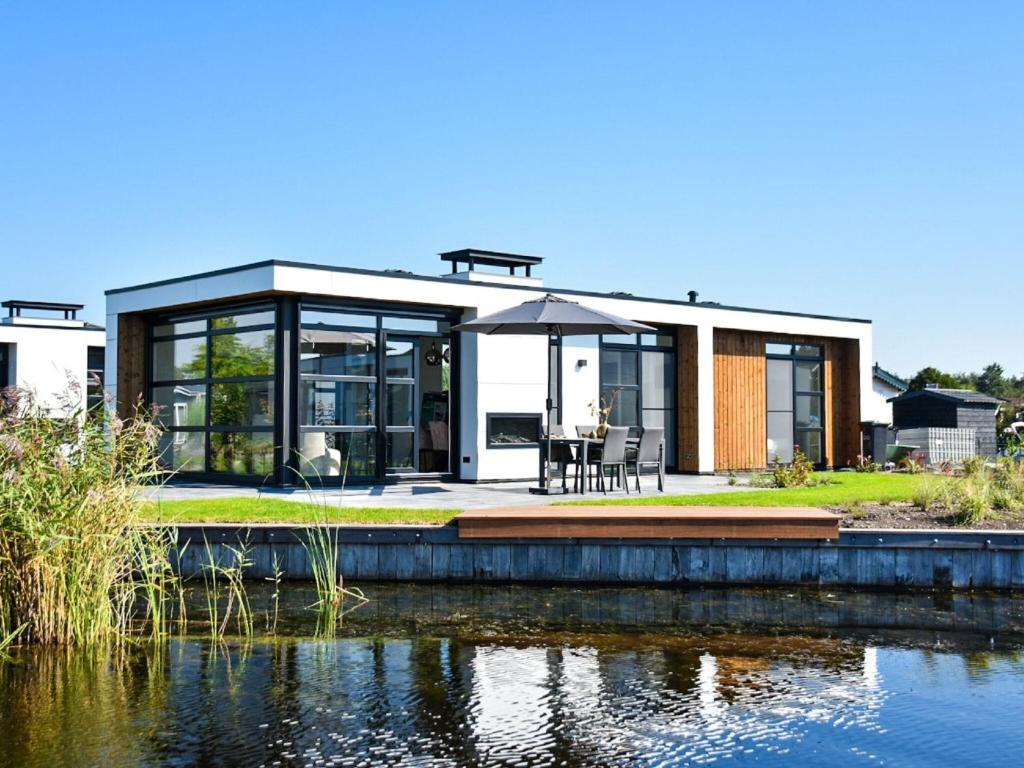Modern holiday home on the water in a holiday park near the Loosdrechtse Plassen photo 2
