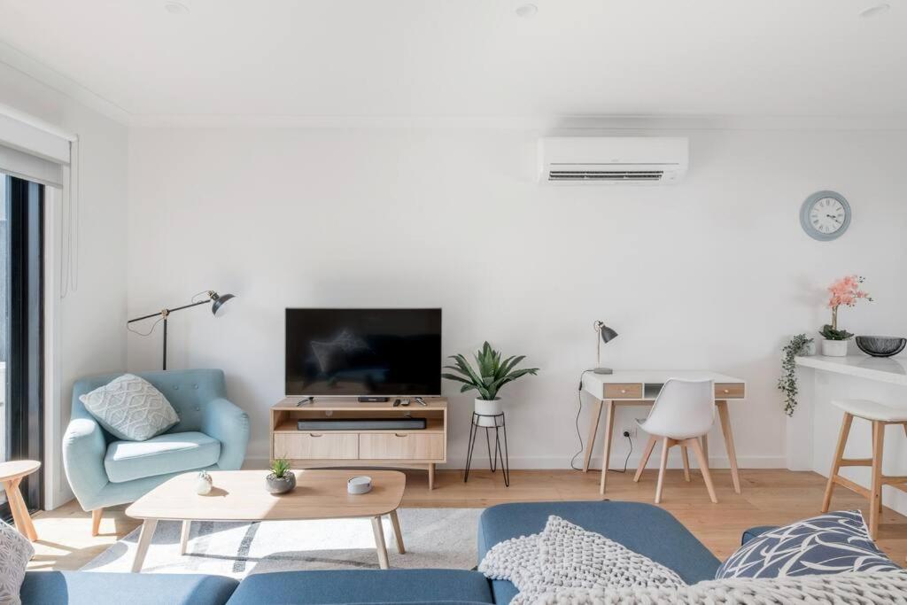 Perfect Port Melbourne Townhouse photo 2