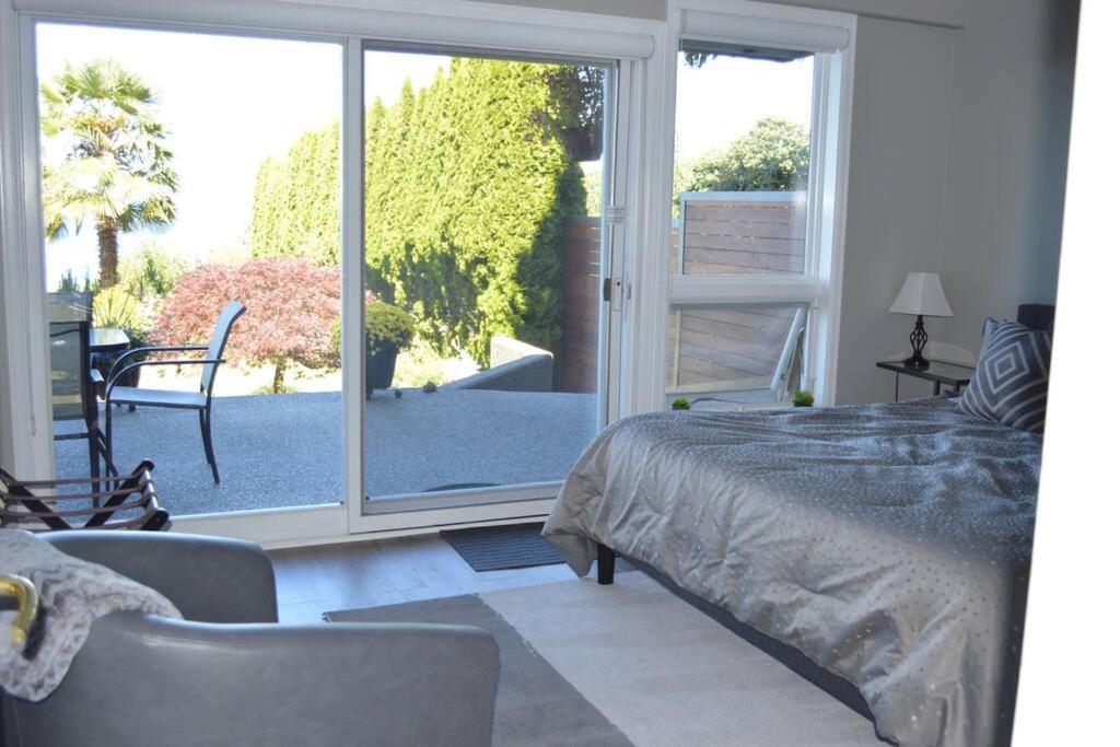 1-Bedroom Seaview Guesthouse on Seattle Luxury Estate with Views of Olympic Mountains photo 2