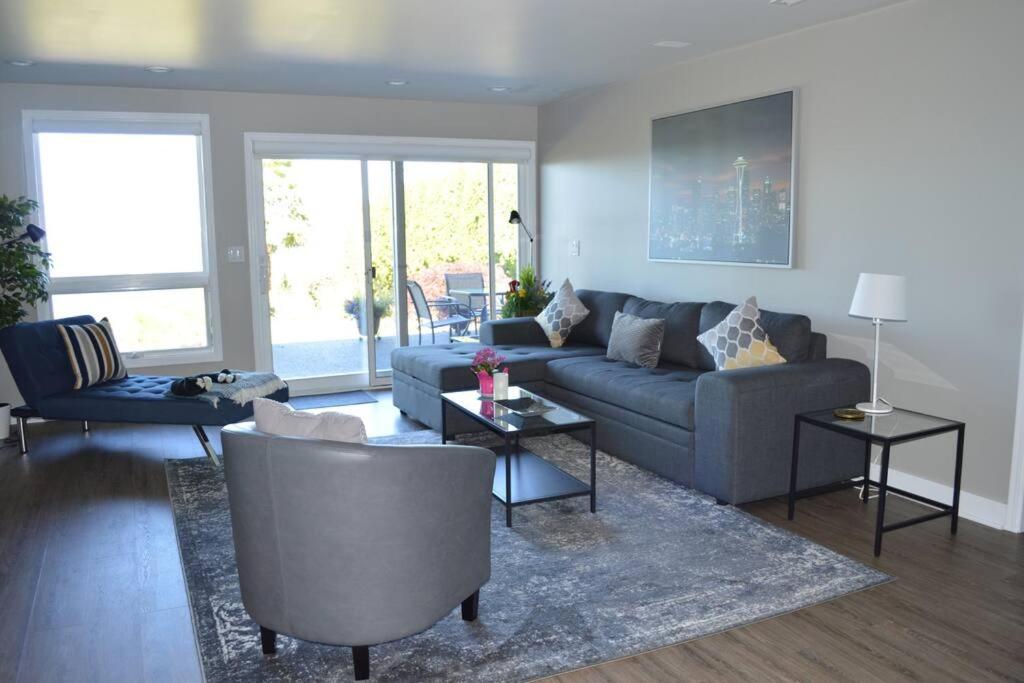 1-Bedroom Seaview Guesthouse on Seattle Luxury Estate with Views of Olympic Mountains photo 3