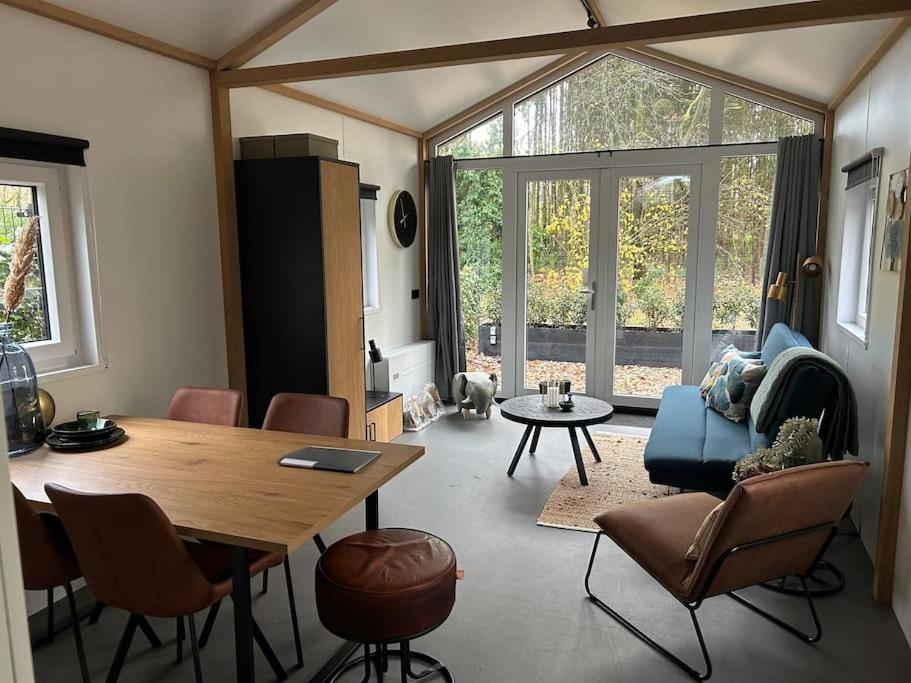 Schitterend 4 persoons Tinyhouse met HOTTUB aan de bossen in Putten 4-16 photo 2