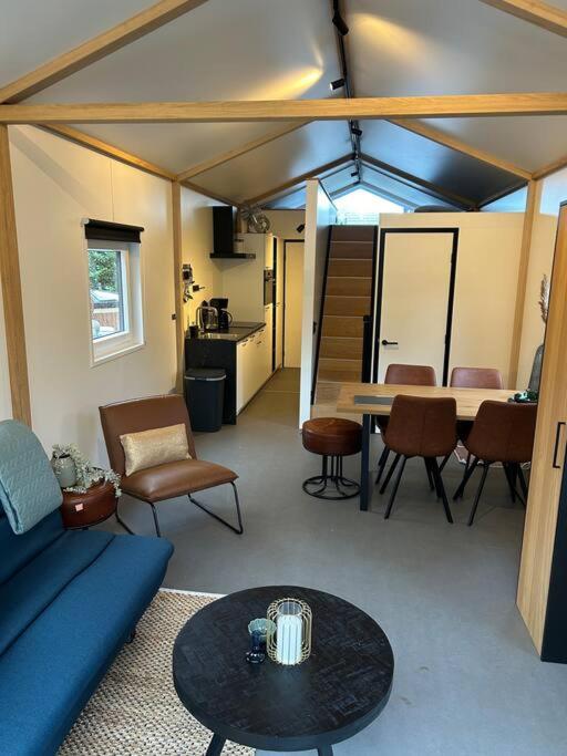 Schitterend 4 persoons Tinyhouse met HOTTUB aan de bossen in Putten 4-16 photo 3