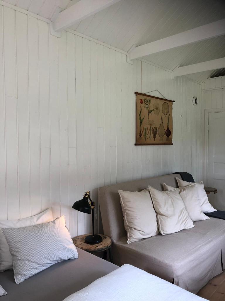 Agundaborg boathouse close by lake photo 2