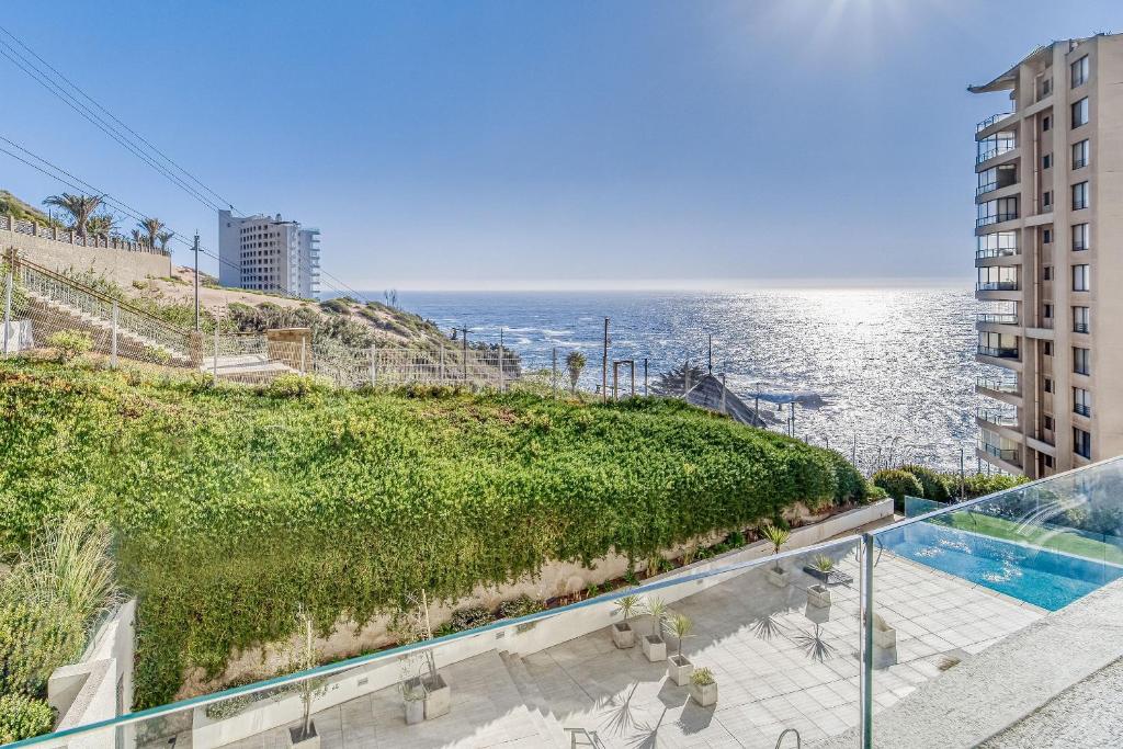 Estupendo depto con vista al mar en Av Cornisa
