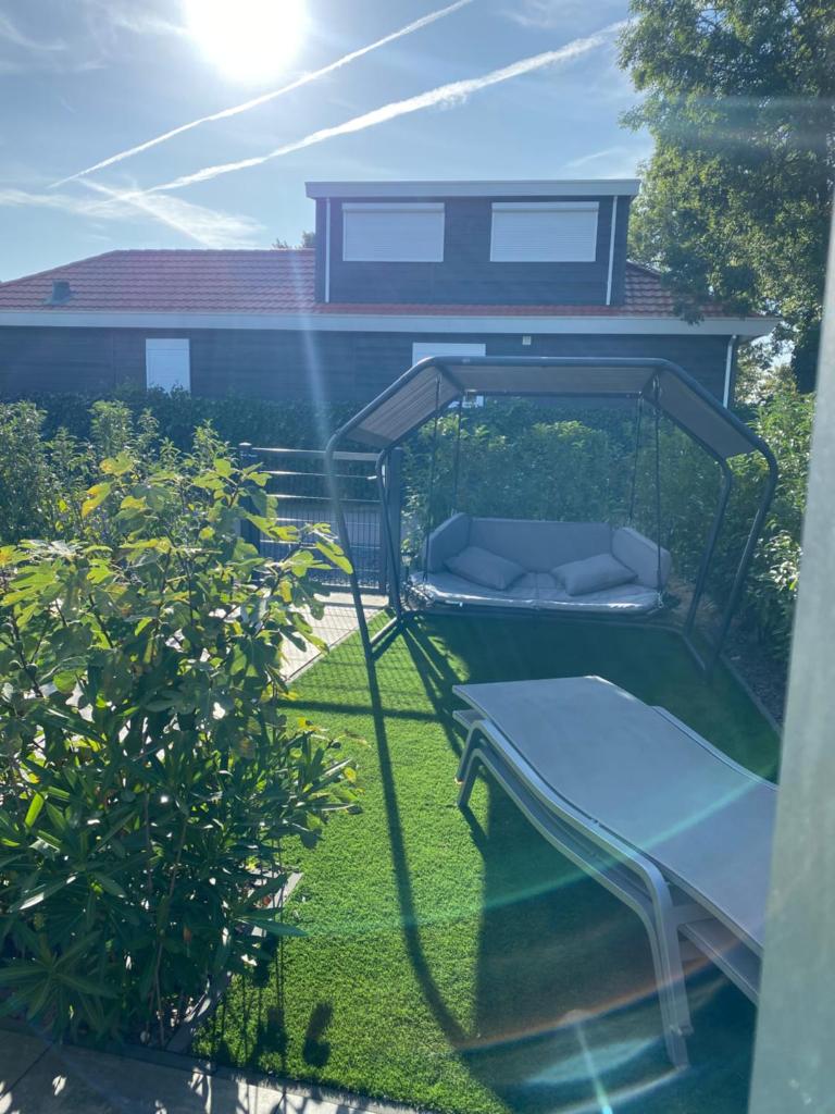 LUXUS Cube Ferienhaus Chalet am See mit Schwimmbad in Lathum NL photo 4