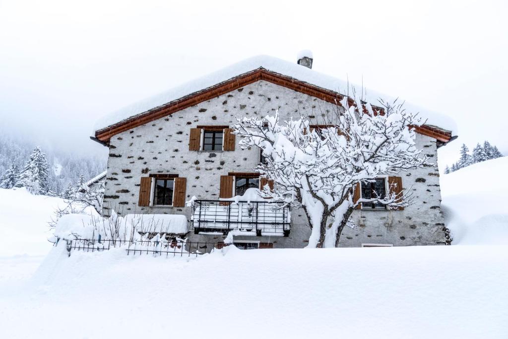 Romantic standalone 5 room cottage in Valposchiavo photo 1