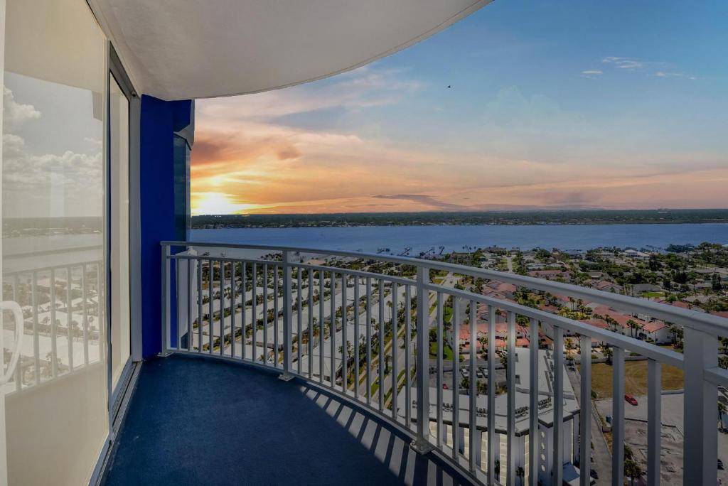 On the Beach-2/Br 2/Bath, 26th floor! Spectacular views of Ocean & River photo 3