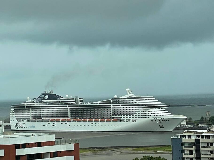 Ampla, 180 graus de vista mar.