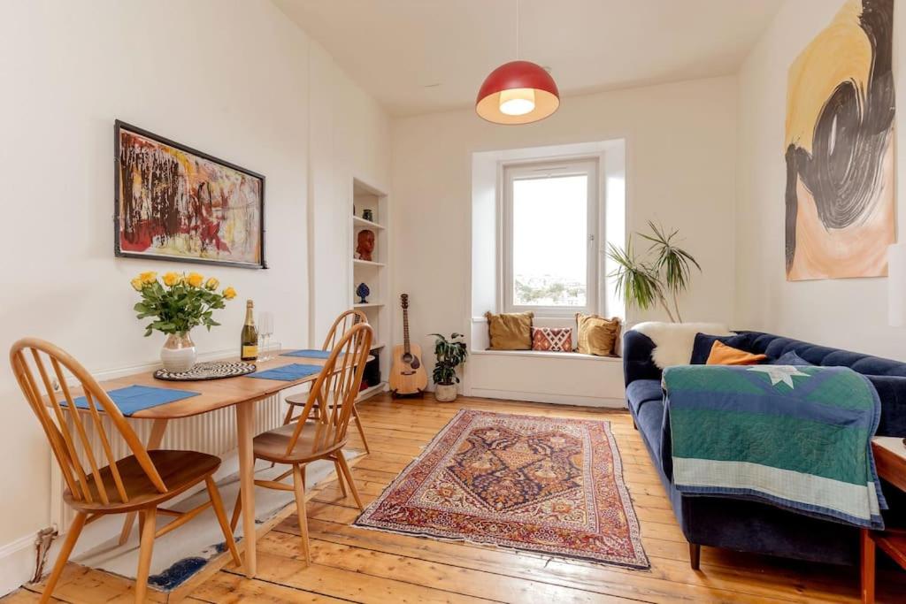 Edinburgh Castle Views! Stylish 2BD Flat, Sleeps 4 - Tap to explore photos