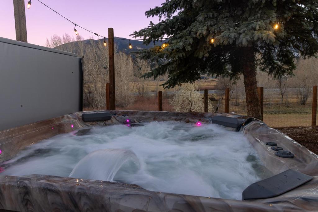 Great Salida Getaway - 20 minutes to Monarch with Spa & Gameroom image