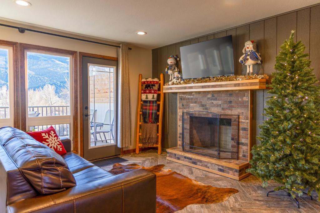 Great Salida Getaway - 20 minutes to Monarch with Spa & Gameroom photo 1