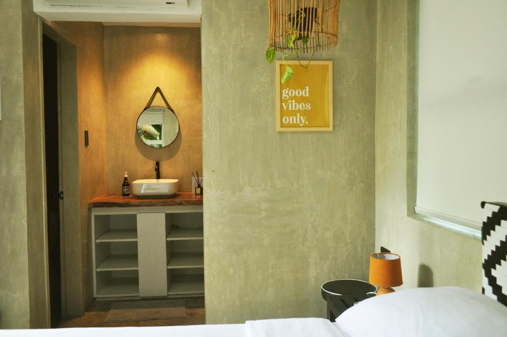 Beach People Hostel Bantayan Island Room Type - Queen Room