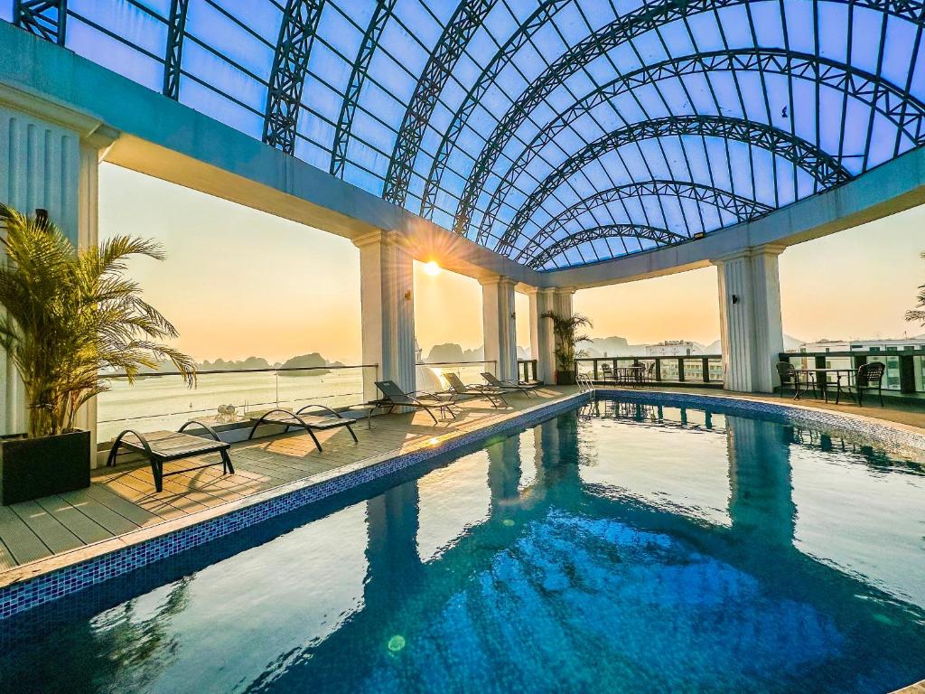 Paddington Hotel Halong Bayview - Tap to explore photos