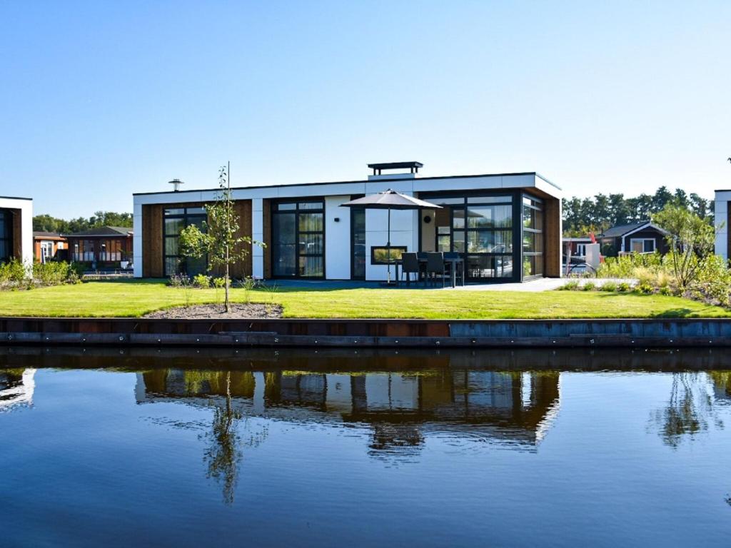 Beautiful holiday home in a holiday park near the Loosdrechtse Plassen photo 2
