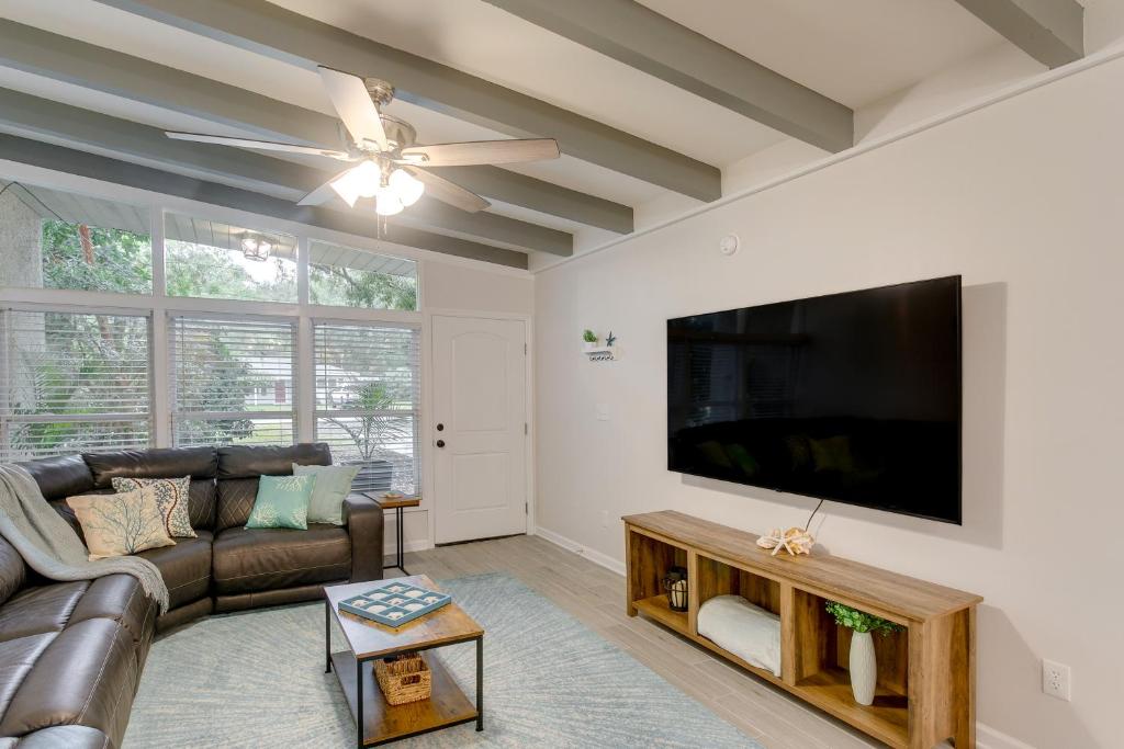 Bright Jekyll Island Home with Deck Less Than 1 Mi to Beach photo 4