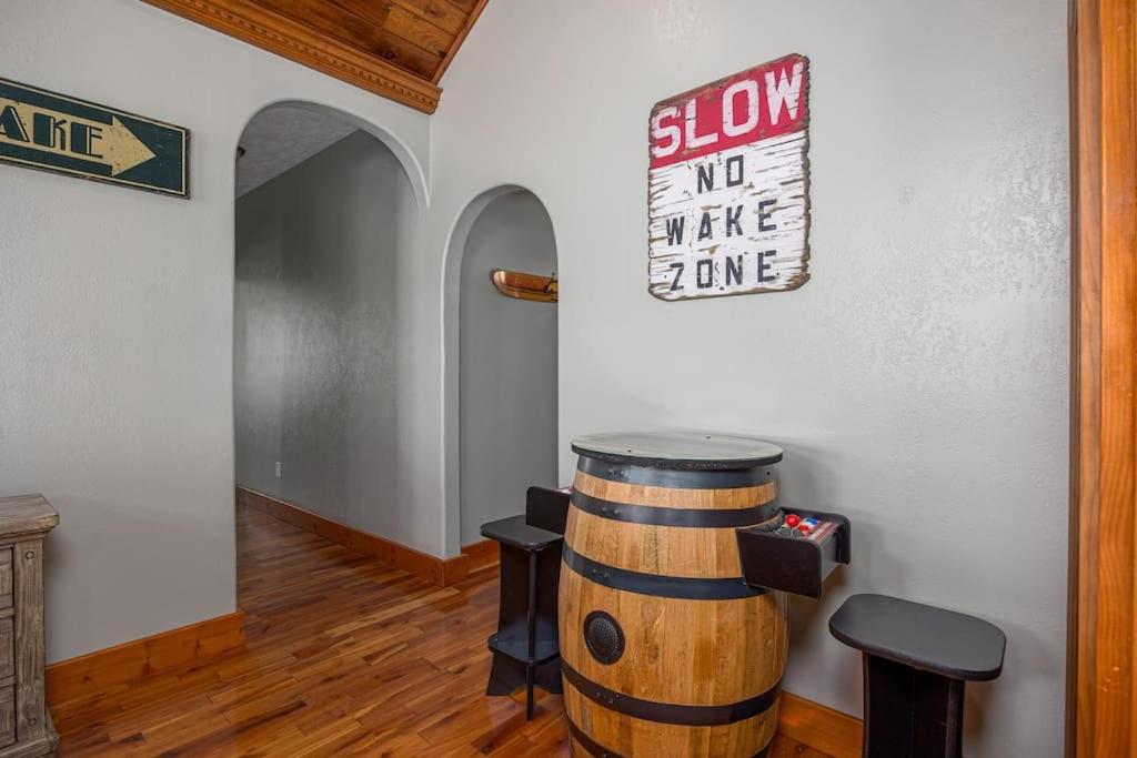Lakefront with 3 King Beds, Pool Table, Arcade Barrel photo 4