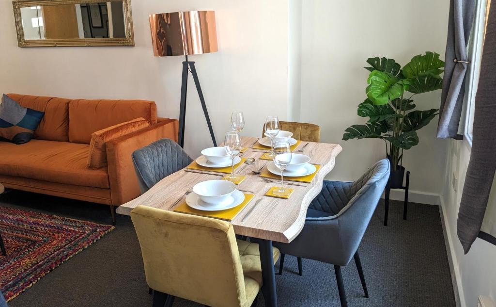 Beautiful Coventry City Centre Apartment - CONTRACTOR FRIENDLY - Tap to explore photos