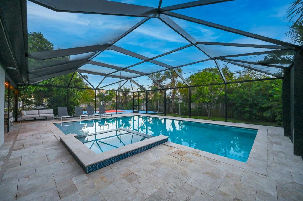 Tropical Naples Hideaway - 1 Mi to Beaches! photo 1