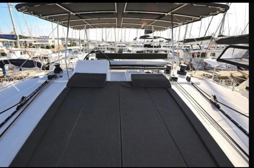 Catamaran mia photo 3