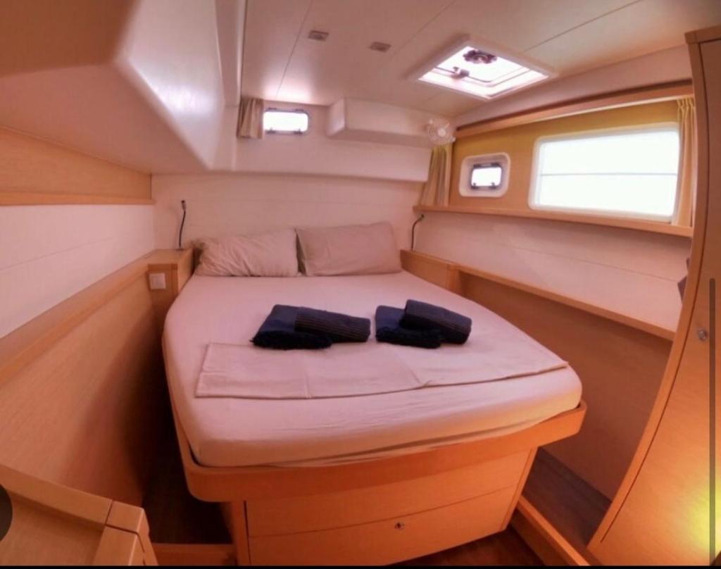Catamaran mia photo 4