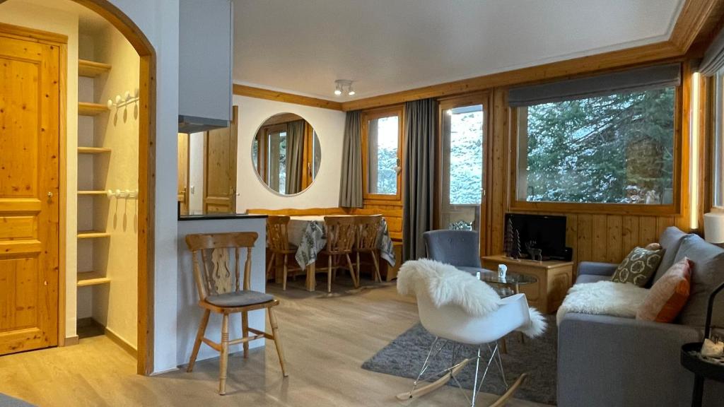Meribel Centre La Chaudanne - ski in and out apartment - 3 bedrooms - 1 min to main ski lifts and 5 min to center of Meribel - newly renovated in Oct 2023 - Chalet l'Épervière photo 4