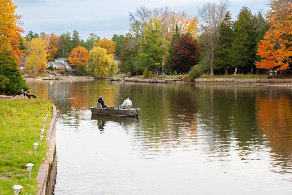 Riverfront Cottage Canoe Included & Playroom Fun photo 4