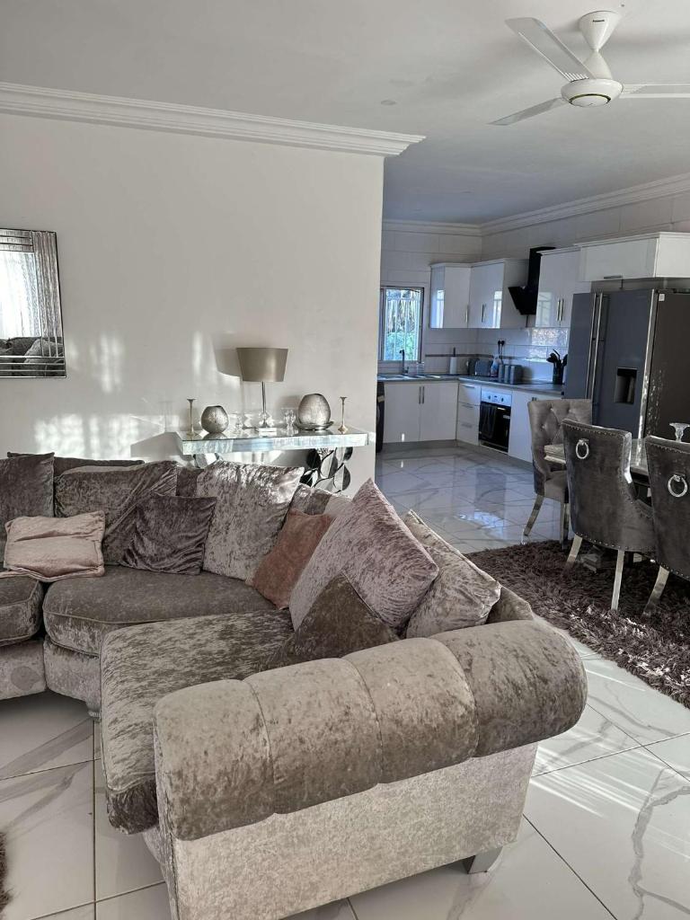 Luxury 2 bedroom flat KerrSerign photo 1