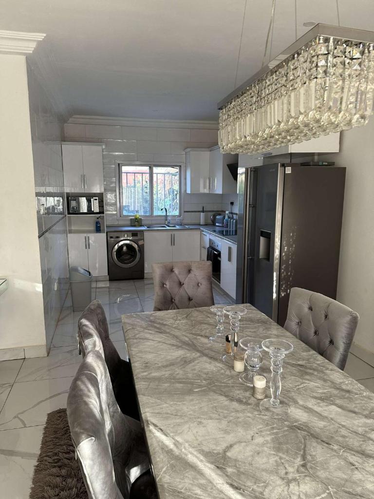 Luxury 2 bedroom flat KerrSerign photo 3