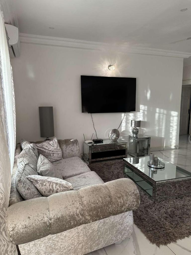Luxury 2 bedroom flat KerrSerign photo 4