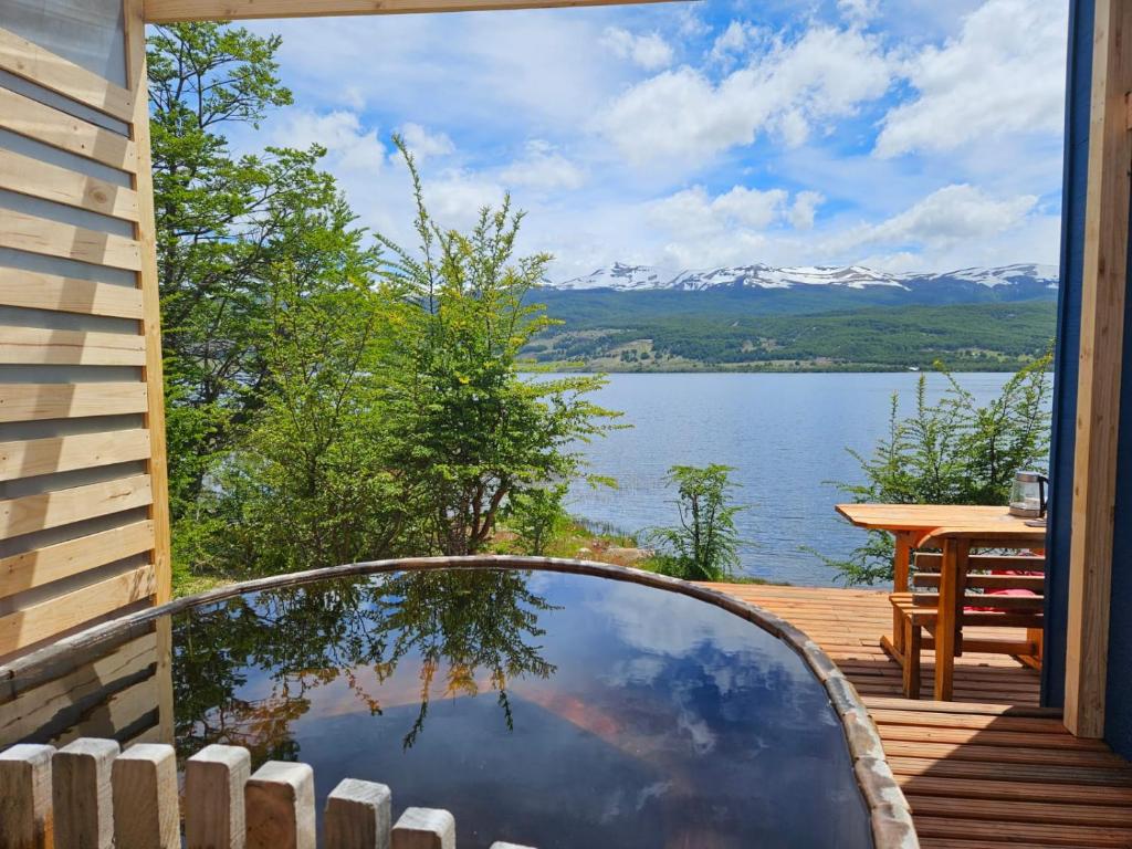 Hermosa cabaña con orilla de playa y tinaja en Lago Frío