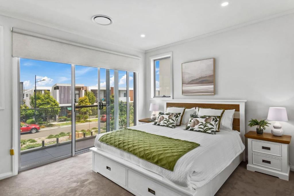 Marina Escape - Contemporary Coastal Living photo 3