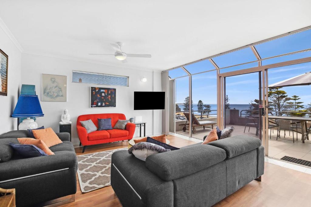 Esplanade Absolute Beach Frontage 12-20 photo 2