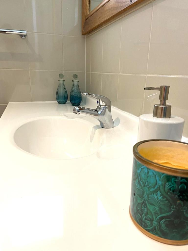 Hannah's Place in the heart of Lovedale, Hunter Valley wine country, Free bottle of wine with each booking photo 4