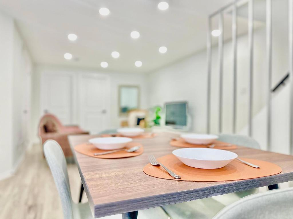 Chic 2Br Basement Haven for Families - Fast Wi-Fi photo 4
