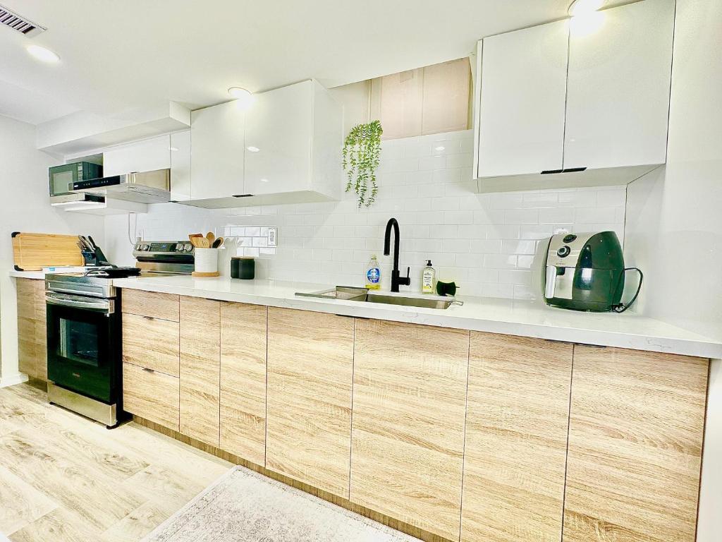 Chic 2Br Basement Haven for Families - Fast Wi-Fi photo 2