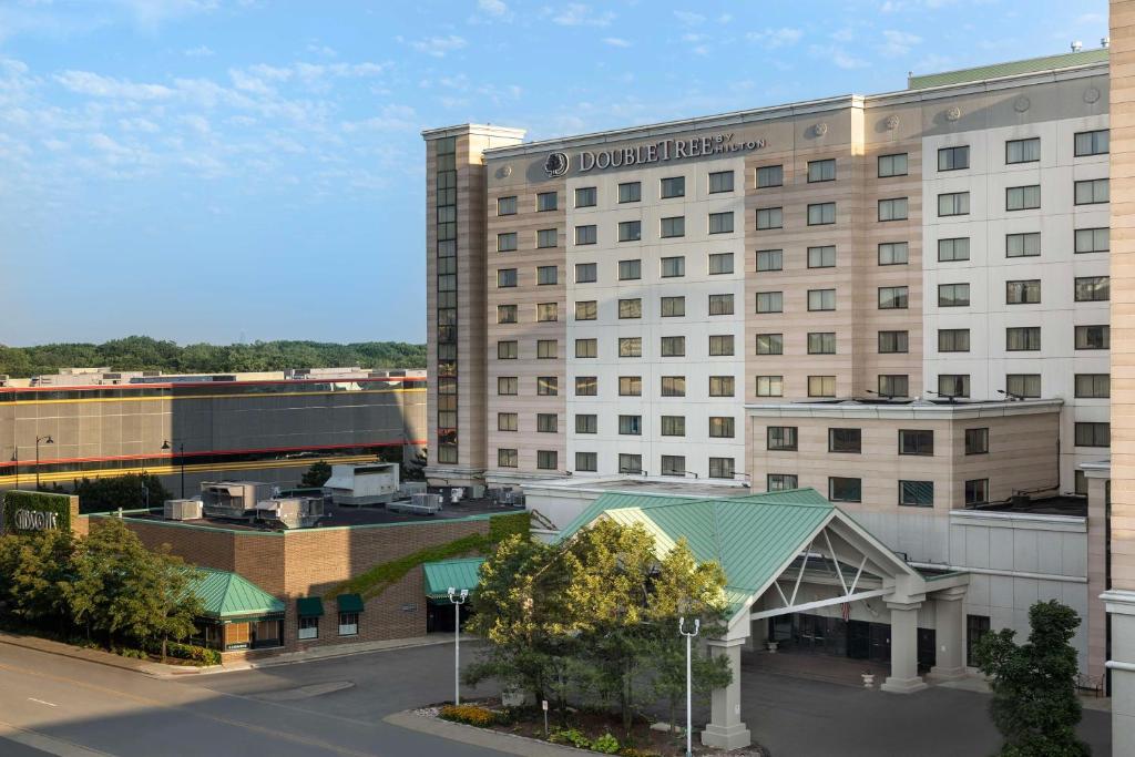 DoubleTree by Hilton Chicago O'Hare Airport - Rosemont image