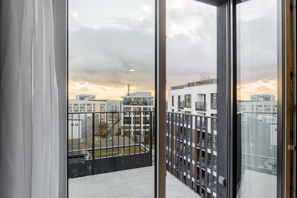 1bed Apartment with Gym - P&O - Tap to explore photos