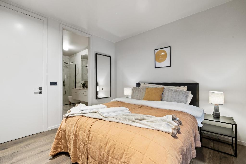 Venture Vacation-Modern Modern & spacious City Center Oasis - Free Parking photo 2