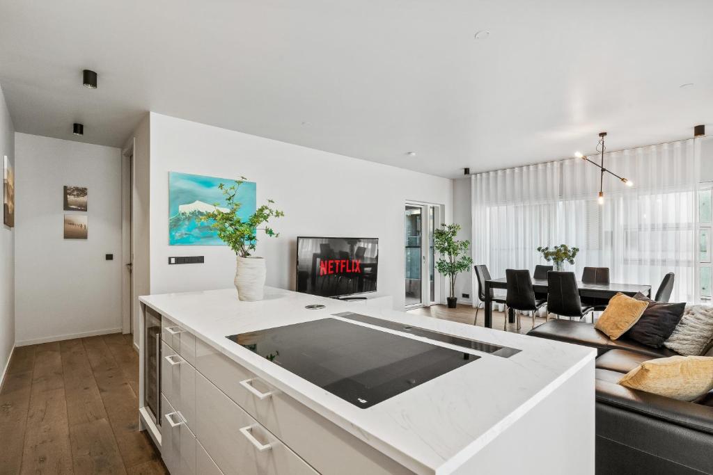 Venture Vacation-Modern Modern & spacious City Center Oasis - Free Parking photo 1