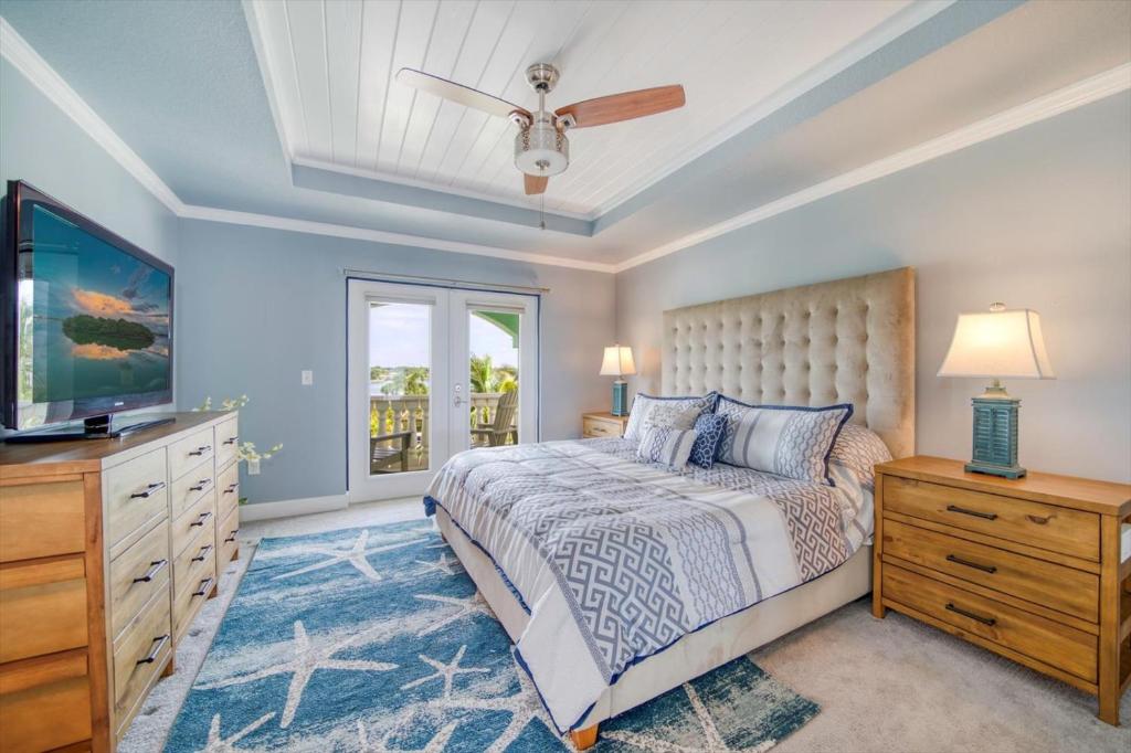 Waterfront Luxury w/ Heated Salt Pool & Golf Cart photo 4