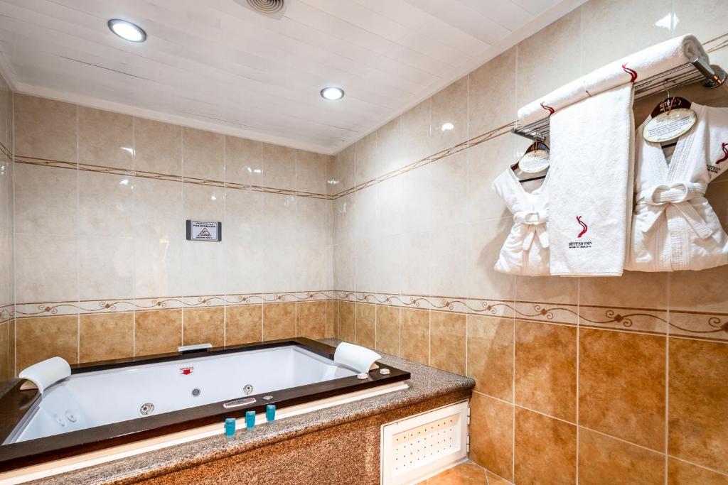 Suites Inn La Muralla Metepec - Tap to explore photos