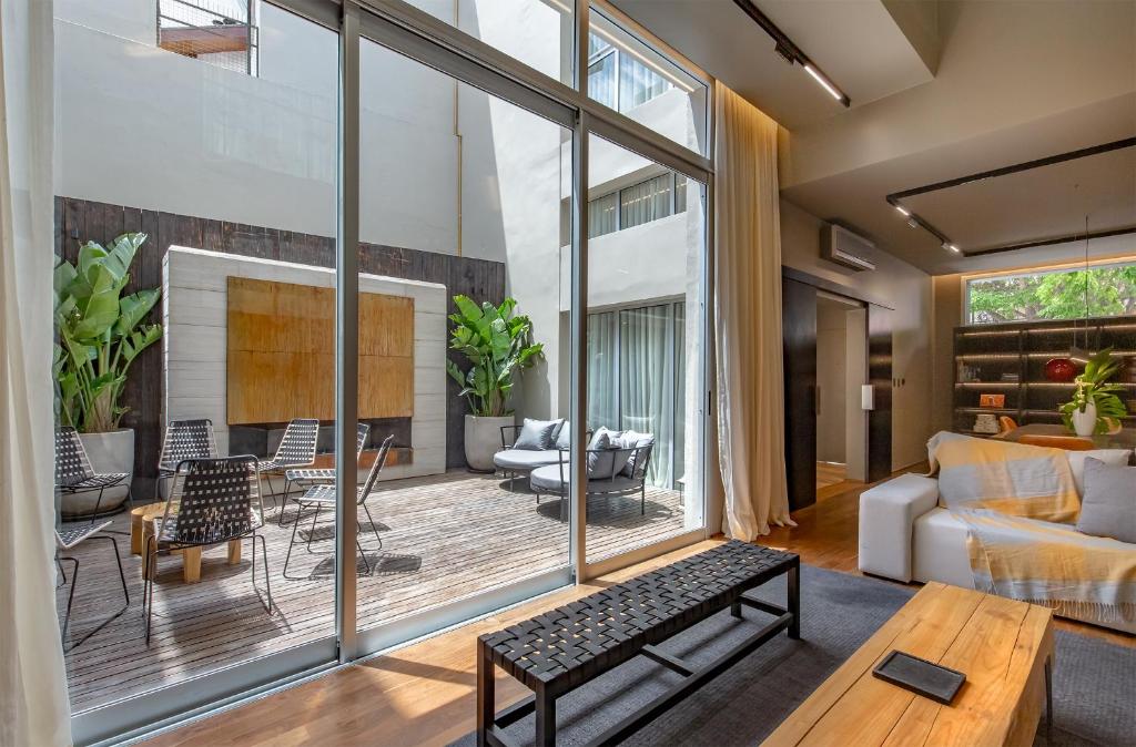 Modern Luxury Home Perfect for Couples and Families photo 3
