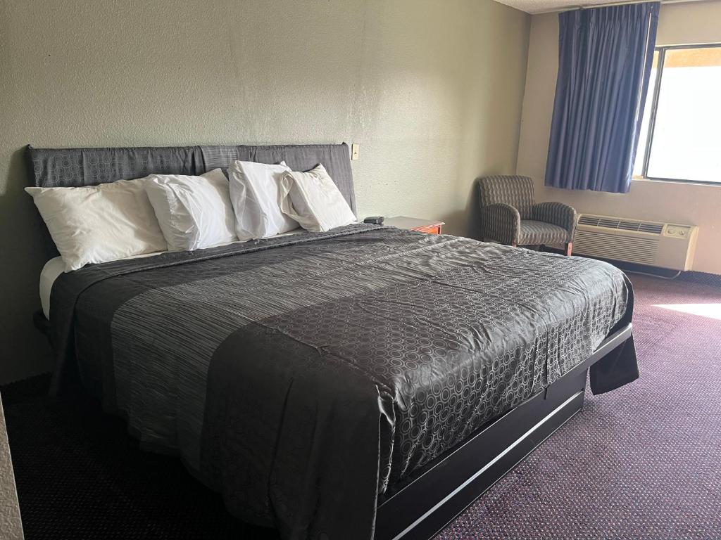 Hallmark Inn & Suites image