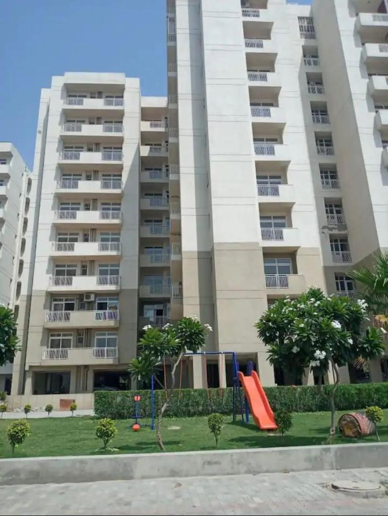 Radiant luxury apartment photo 2