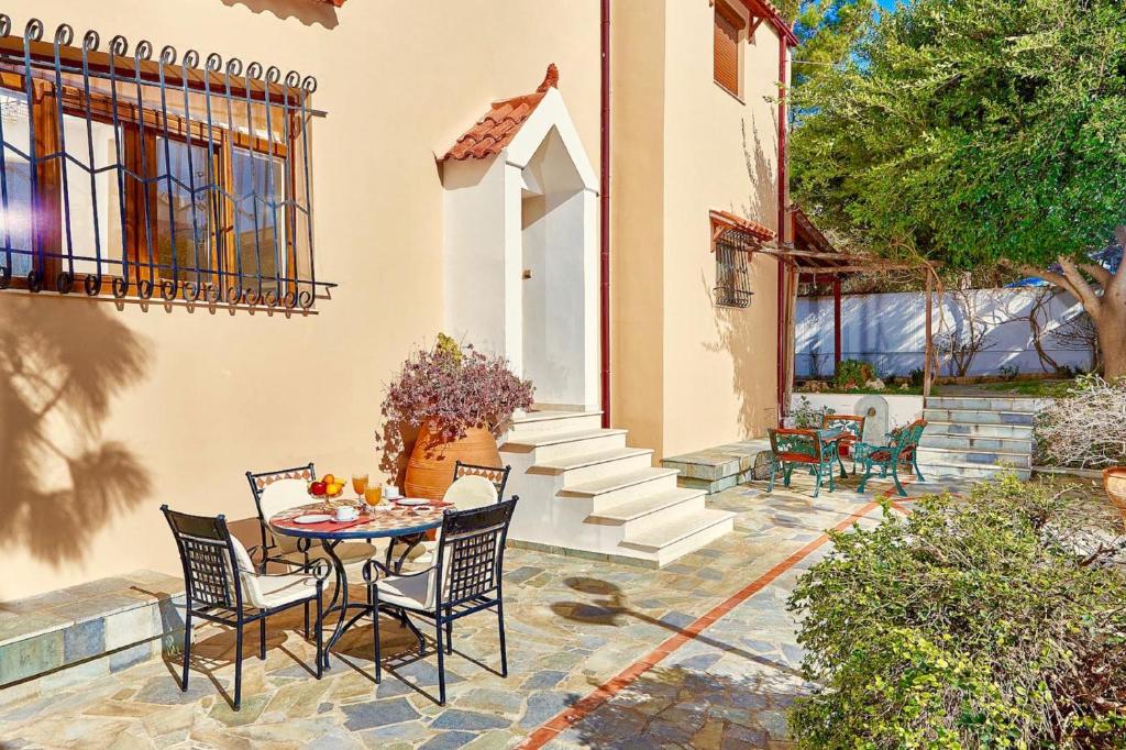Villa Karteros with private swimming pool photo 1