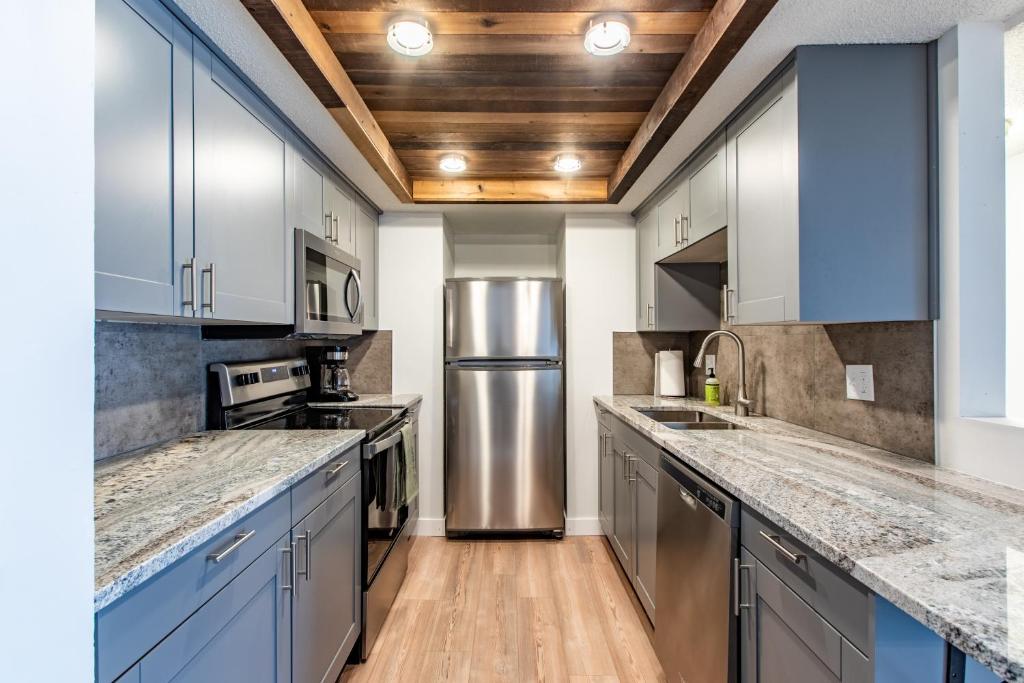 Modern 2 Bed/1 Bath, In-Unit Laundry, Parking + 6 Blocks from Mayo image